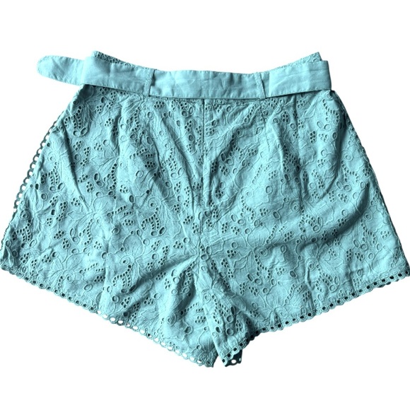 Shore Resort Wear Eyelet Belted shorts NWT - Picture 2 of 3